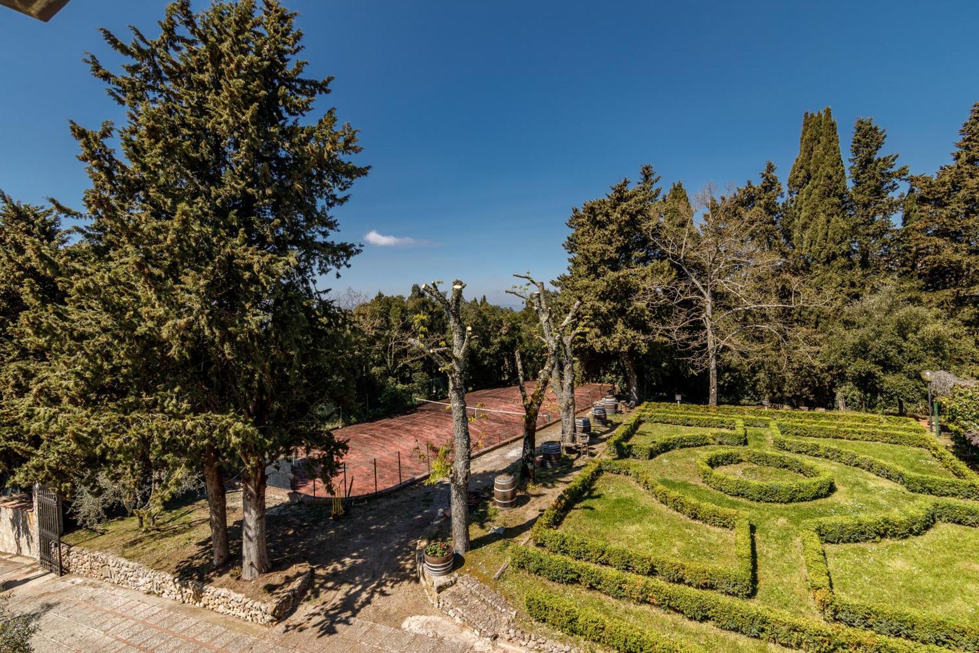Godenano - Pool&restaurant *